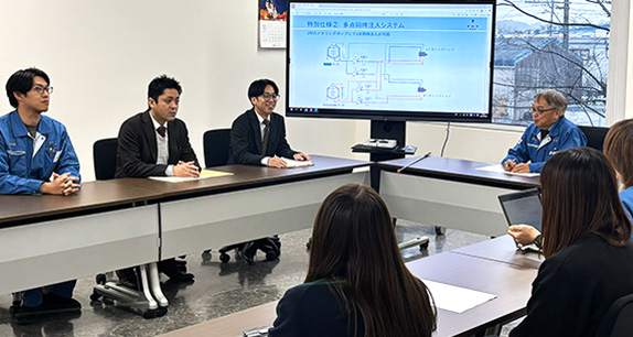 チームで話し合いをしている様子の写真