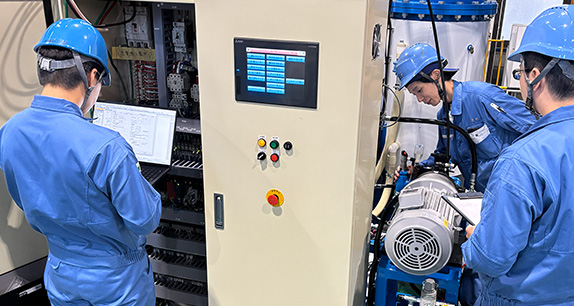 入念な検品をしている様子の写真