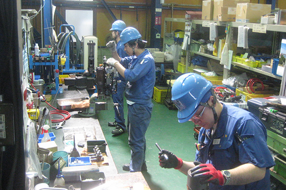 ミキシングヘッドのオーバーホール作業の様子