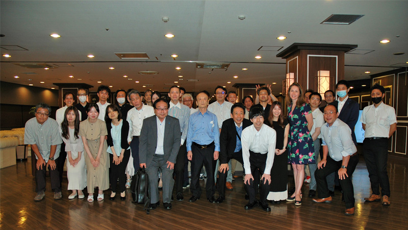 社員夕食会の集合写真